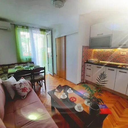 Centar Three Palms Daire Makarska